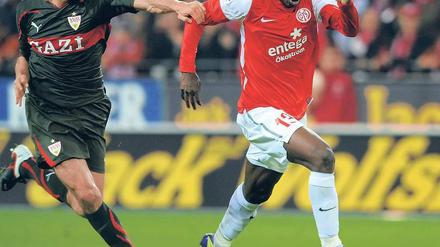 Vorbei am Stuttgarter Boulahrouz zieht der Mainzer Doppeltorschütze Ujah. Foto: dapd