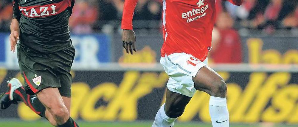 Vorbei am Stuttgarter Boulahrouz zieht der Mainzer Doppeltorschütze Ujah. Foto: dapd