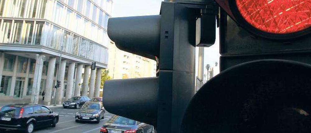 Einfach drüber. Bei Dunkelgelb noch Gas geben, bei Rot einfach weiterfahren, scheint ein Hobby der Berliner zu sein. Wer sich am Sonntag als Passant ein paar Minuten an die Kreuzung Wilhelm-/Ecke Leipziger Straße stellte, konnte die Verstöße mitzählen.