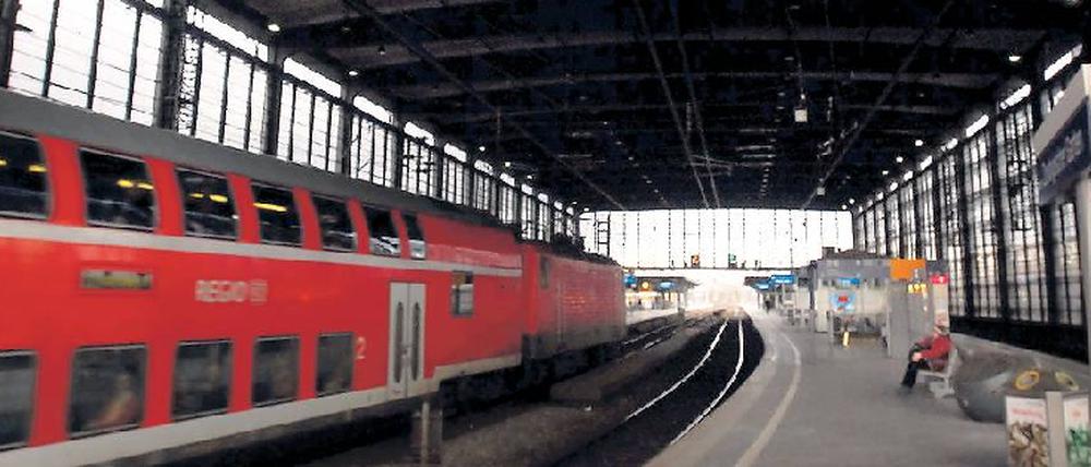 Kein Zug wird kommen. Seit Mai 2006 halten die ICE nicht mehr am Zoo. Fahrgäste im Ost-West-Verkehr müssen in Spandau oder am Hauptbahnhof einsteigen.