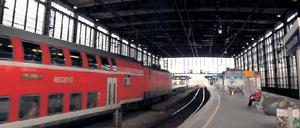Kein Zug wird kommen. Seit Mai 2006 halten die ICE nicht mehr am Zoo. Fahrgäste im Ost-West-Verkehr müssen in Spandau oder am Hauptbahnhof einsteigen. 