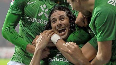 Claudio Pizarro (u.) sorgte mit seinen drei Treffern einmal mehr für einen Werder-Sieg