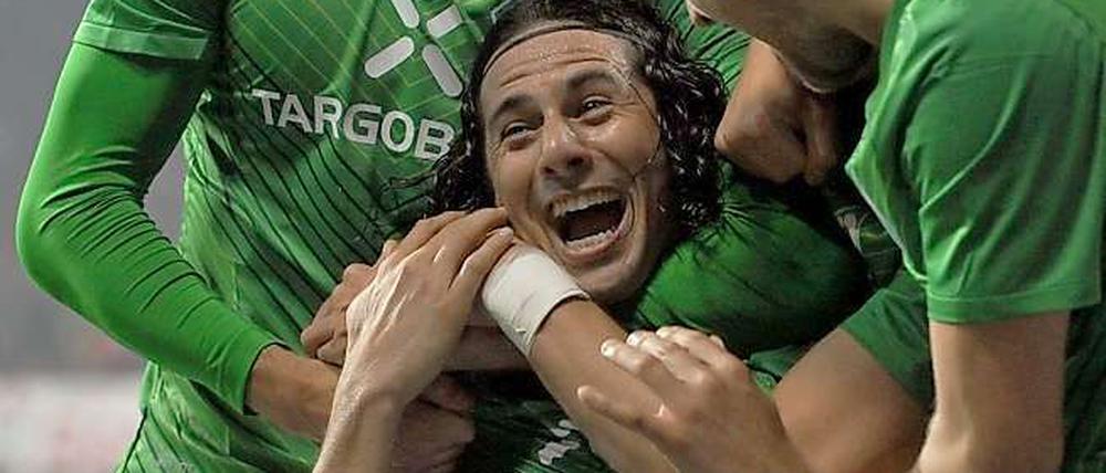 Claudio Pizarro (u.) sorgte mit seinen drei Treffern einmal mehr für einen Werder-Sieg