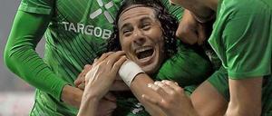 Claudio Pizarro (u.) sorgte mit seinen drei Treffern einmal mehr für einen Werder-Sieg