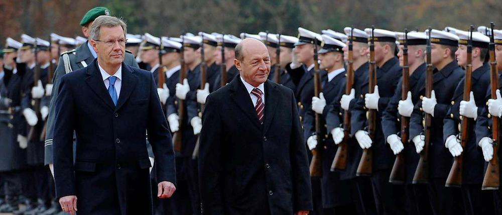 Er kam gut an: Der rumänische Staatspräsident Traian Basescu bei Bundespräsident Christian Wulff. Zwei Polizisten erlitten Verkehrsunfälle beim Sichern des Präsidentenwagens.