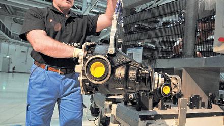 Richtig eingestellt. Die BMW-Fertigung für Achsgetriebe in Dingolfing hat der Autobauer so umgebaut, dass dort ältere Beschäftigte gut arbeiten können. Foto: dpa