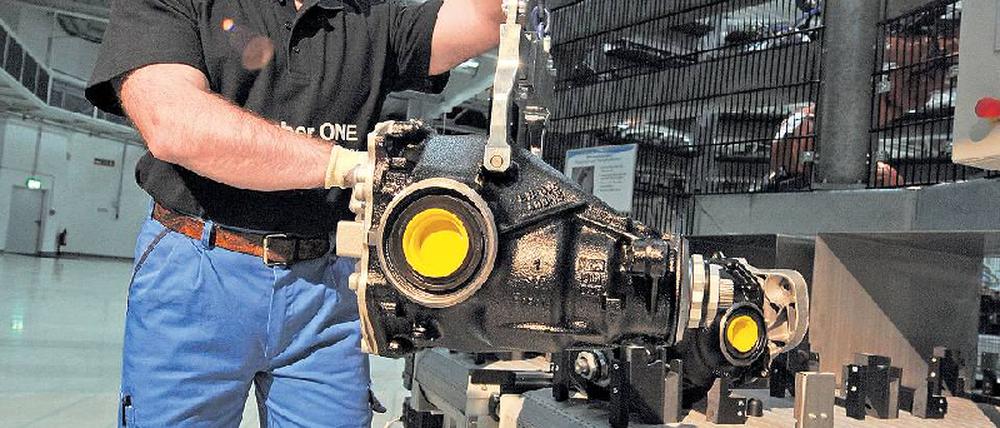 Richtig eingestellt. Die BMW-Fertigung für Achsgetriebe in Dingolfing hat der Autobauer so umgebaut, dass dort ältere Beschäftigte gut arbeiten können. Foto: dpa