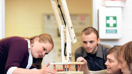 Ausgetüftelt. Orthopädiemechaniker können nach der Ausbildung studieren, etwa Bionik wie hier in Bremen (oben), wo Studenten ein Roboterbein entwickelt haben – oder in einer Werkstatt den Meister machen.