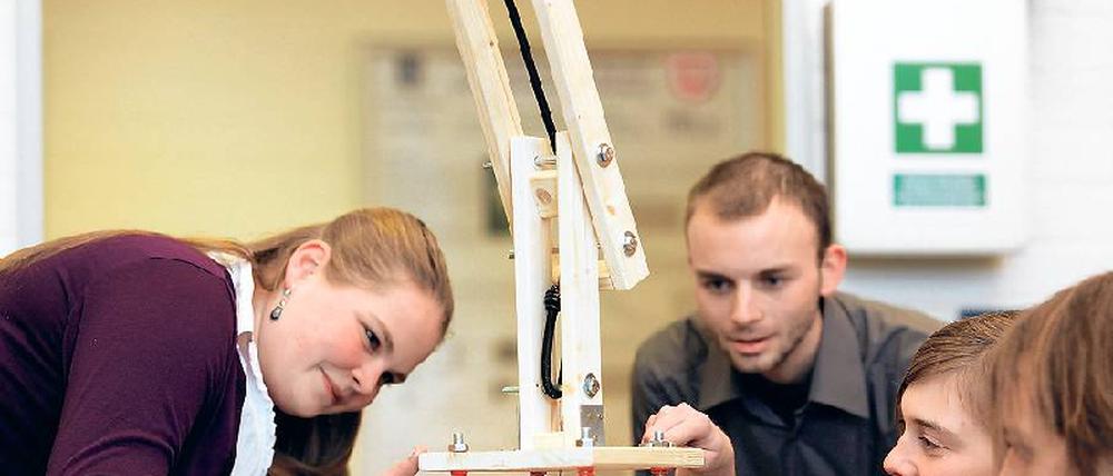 Ausgetüftelt. Orthopädiemechaniker können nach der Ausbildung studieren, etwa Bionik wie hier in Bremen (oben), wo Studenten ein Roboterbein entwickelt haben – oder in einer Werkstatt den Meister machen.