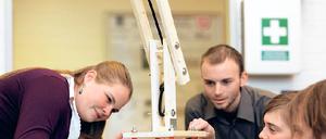 Ausgetüftelt. Orthopädiemechaniker können nach der Ausbildung studieren, etwa Bionik wie hier in Bremen (oben), wo Studenten ein Roboterbein entwickelt haben – oder in einer Werkstatt den Meister machen.