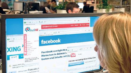 Nicht nur Privatsache. Für viele junge Mitarbeiter gehört es zum Berufsalltag, soziale Netzwerke wie Facebook zu nutzen. Darüber pflegen sie häufig auch berufliche Kontakte oder holen sich Ideen für den Job. Manche Chefs tun sich jedoch schwer damit, die Nutzung zu akzeptieren. Foto: dpa