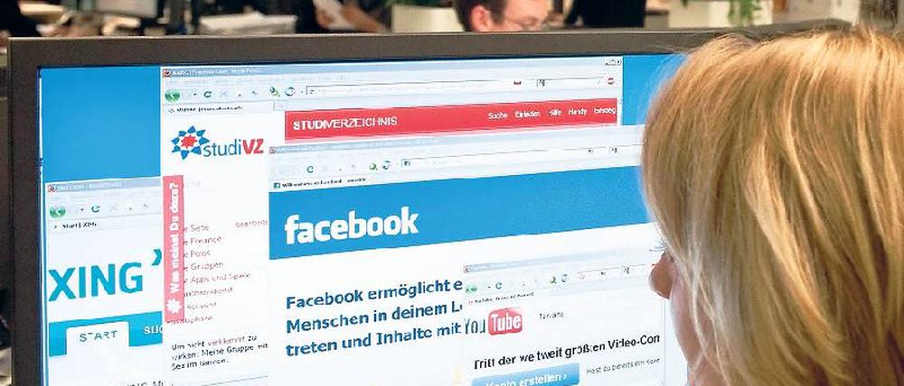 Nicht nur Privatsache. Für viele junge Mitarbeiter gehört es zum Berufsalltag, soziale Netzwerke wie Facebook zu nutzen. Darüber pflegen sie häufig auch berufliche Kontakte oder holen sich Ideen für den Job. Manche Chefs tun sich jedoch schwer damit, die Nutzung zu akzeptieren. Foto: dpa