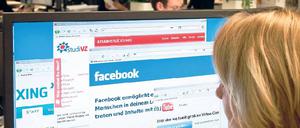 Nicht nur Privatsache. Für viele junge Mitarbeiter gehört es zum Berufsalltag, soziale Netzwerke wie Facebook zu nutzen. Darüber pflegen sie häufig auch berufliche Kontakte oder holen sich Ideen für den Job. Manche Chefs tun sich jedoch schwer damit, die Nutzung zu akzeptieren. Foto: dpa