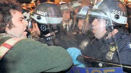 Ein Parkbesetzer wird in der Nacht von der Polizei abgedrängt. Foto: AFP
