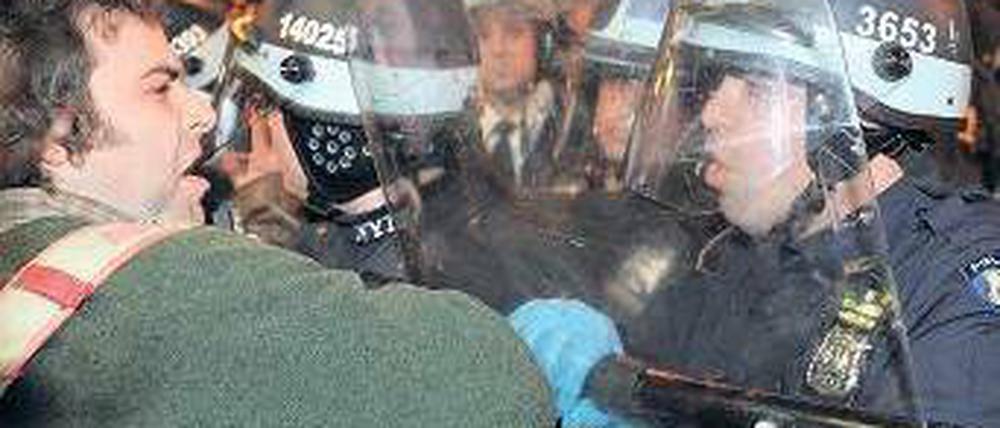 Ein Parkbesetzer wird in der Nacht von der Polizei abgedrängt. Foto: AFP