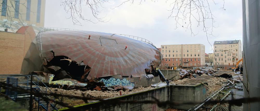 Reste eines Öltanks auf dem künftigen Baugelände neben dem Heizkraftwerk Charlottenburg und der Spree.