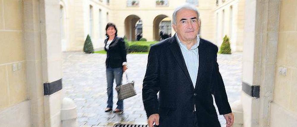 Lässt sie ihn fallen? Strauss-Kahn mit seiner Frau Anne Sinclair nach der Rückkehr aus New York im Hof ihrer Pariser Residenz.