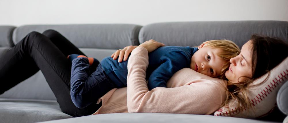 Gerade kleine Kinder brauchen körperliche Nähe, vor allem wenn sie krank sind.