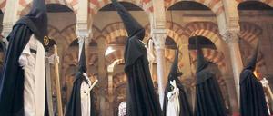 Ostern in Córdoba, religiöses Spektakel in Spanien. Mitglieder der „Hermandad del Amor“ (Bruderschaft der Liebe) marschieren durch den versteinerten Palmenhain der Mezquita, der großen Moschee, die zur christlichen Kirche wurde. Die Gestalten gehören zu den Prozessionen der Semana Santa. Foto dpa: