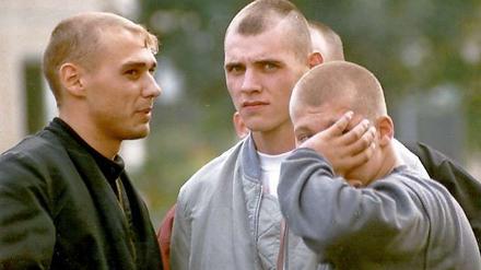 Die Thüringer Neonazis Uwe M. (li.) und Uwe B. (M.), aufgenommen im Herbst 1996 in Erfurt.