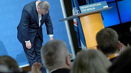 Frank Henkel verbeugt sich vor den Parteitagsabgeordneten.