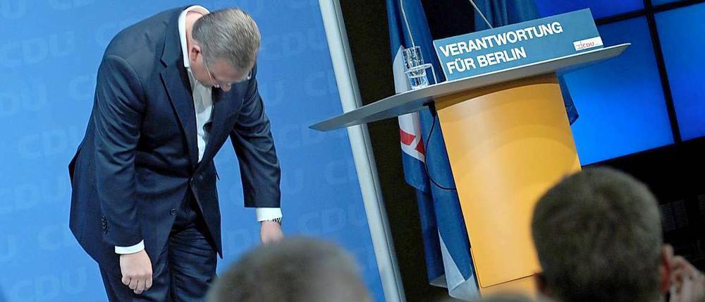 Frank Henkel verbeugt sich vor den Parteitagsabgeordneten.