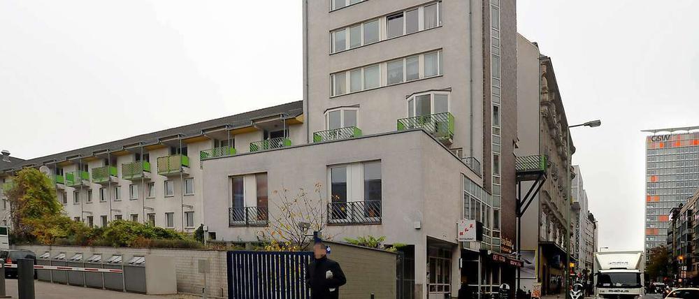 Zimmer frei für Touristen. In den ehemaligen Sozialwohnungen in der Kochstraße 12-16 haben Bewohner Mieterhöhungen von 100 Prozent erhalten. Einige sind bereits ausgezogen, die Wohnungen wurden daraufhin in Ferienappartements umgewandelt. 