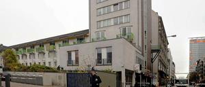 Zimmer frei für Touristen. In den ehemaligen Sozialwohnungen in der Kochstraße 12-16 haben Bewohner Mieterhöhungen von 100 Prozent erhalten. Einige sind bereits ausgezogen, die Wohnungen wurden daraufhin in Ferienappartements umgewandelt.