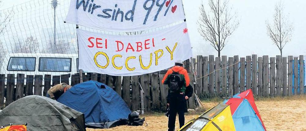 Besetzt. Freiwillig will das Occupy-Camp nicht weg vom Bundespressestrand. Foto: dapd