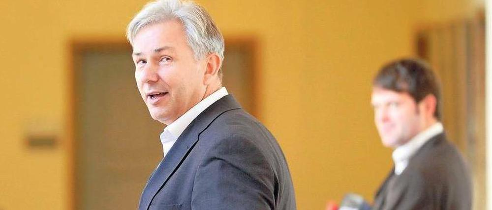 Herr im Haus. Klaus Wowereit – hier im Roten Rathaus mit dem Leiter seines Planungsreferats, Björn Böhning – soll am Donnerstag kommender Woche vom Abgeordnetenhaus als Regierender Bürgermeister wiedergewählt werden. 