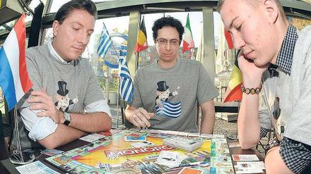 Zocker unter sich. Zum Jahrestag des irischen Hilfsgesuchs an die Euro-Retter traten Spieler aus den 17 Ländern der Gemeinschaftswährung im Gebäude der Europäischen Zentralbank (EZB) in Frankfurt am Main beim Monopoly gegeneinander an. 
