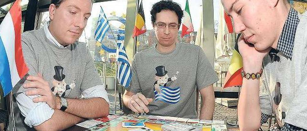 Zocker unter sich. Zum Jahrestag des irischen Hilfsgesuchs an die Euro-Retter traten Spieler aus den 17 Ländern der Gemeinschaftswährung im Gebäude der Europäischen Zentralbank (EZB) in Frankfurt am Main beim Monopoly gegeneinander an. 