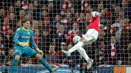 Robin van Persie trifft zum 1:0 für Arsenal. Roman Weidenfeller im Dortmunder Tor kann es nicht verhindern.