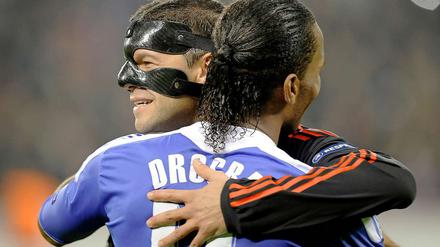 Michael Ballack und Didier Drogba herzen sich. Der 2:1-Sieg von Leverkusen machte aber nur den Deutschen froh.