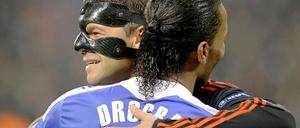 Michael Ballack und Didier Drogba herzen sich. Der 2:1-Sieg von Leverkusen machte aber nur den Deutschen froh.