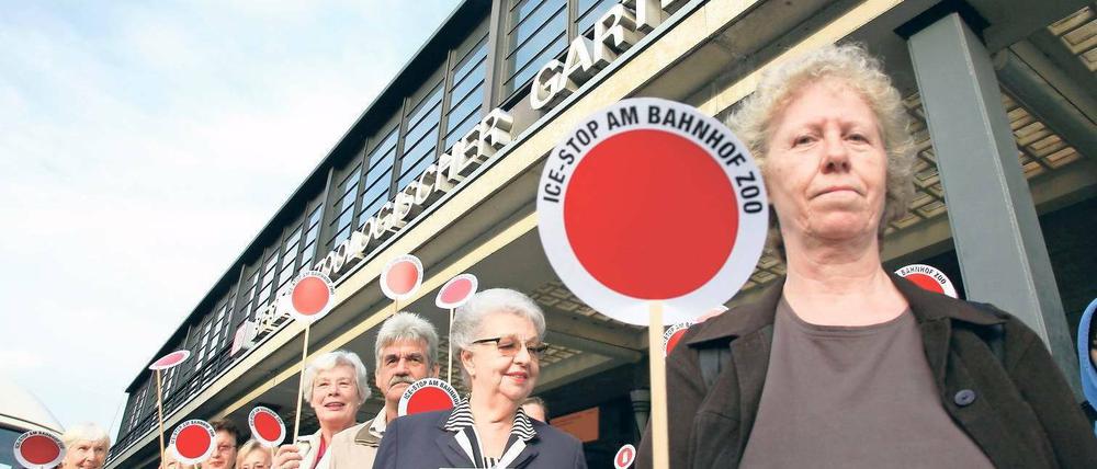 Hoch die Kelle. Gegen den Verzicht auf den Stopp von Fernzügen war lange protestiert worden. Bisher vergeblich. Doch nun scheint sich die Bahn zu bewegen.
