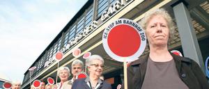 Hoch die Kelle. Gegen den Verzicht auf den Stopp von Fernzügen war lange protestiert worden. Bisher vergeblich. Doch nun scheint sich die Bahn zu bewegen. 