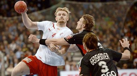 Dänemarks Lasse Boesen (l.) wird von Lars Kaufmann und Uwe Gensheimer gestoppt.