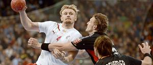 Dänemarks Lasse Boesen (l.) wird von Lars Kaufmann und Uwe Gensheimer gestoppt.