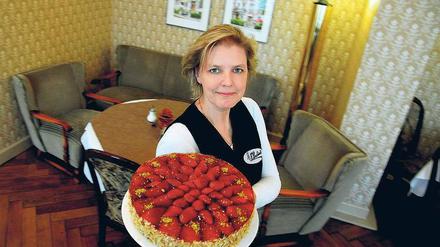 In der Offensive. Silvia Schelinski war Friseurin, Hausmeisterin – und dann Hartz-IV-Empfängerin. Damit wollte sie sich nicht abfinden. Die Berliner Joboffensive half ihr. Jetzt bedient die 45-Jährige im Café Buchwald im Hansaviertel. 