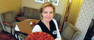 In der Offensive. Silvia Schelinski war Friseurin, Hausmeisterin – und dann Hartz-IV-Empfängerin. Damit wollte sie sich nicht abfinden. Die Berliner Joboffensive half ihr. Jetzt bedient die 45-Jährige im Café Buchwald im Hansaviertel. 