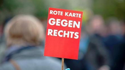Eine Schande. Trotz aller verbalen Platzverweise hat der Rechtsextremismus in Deutschland immer noch seinen Platz.