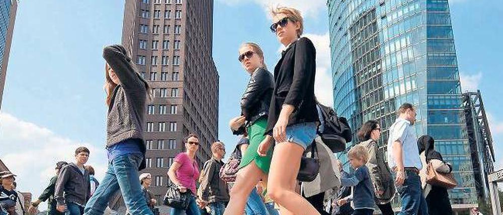Anziehungspunkt. Die Zahl der Hauptstadt-Touristen steigt seit Jahren. Auch der Potsdamer Platz ist bei Touristen sehr beliebt.