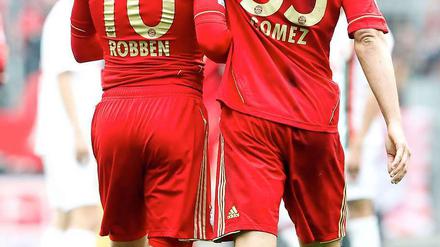Mario Gomez (r.) bescherte den Bayern mit einem Doppelpack einen 2:1-Sieg über den FC Augsburg.