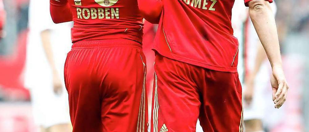 Mario Gomez (r.) bescherte den Bayern mit einem Doppelpack einen 2:1-Sieg über den FC Augsburg.