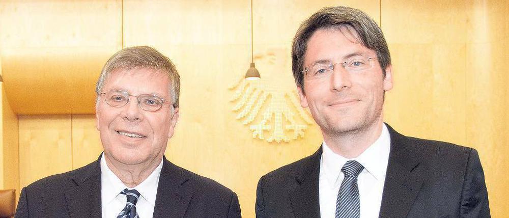 Die SPD-Bundestagsabgeordneten Peter Danckert und Swen Schulz haben vor dem Bundesverfassungsgericht gegen das Sondergremium geklagt, das in Eilfällen auf Antrag von Schuldenländern Mittel für den Euro-Rettungsfonds EFSF freigeben kann.