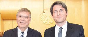 Die SPD-Bundestagsabgeordneten Peter Danckert und Swen Schulz haben vor dem Bundesverfassungsgericht gegen das Sondergremium geklagt, das in Eilfällen auf Antrag von Schuldenländern Mittel für den Euro-Rettungsfonds EFSF freigeben kann.