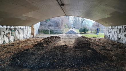 Unter der Hansabrücke begannen am Montag die Bauarbeiten