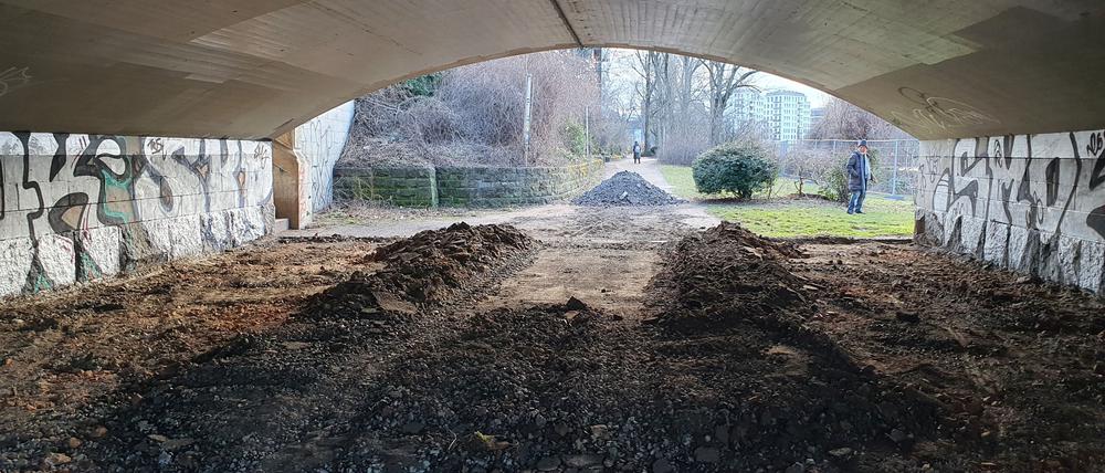 Unter der Hansabrücke begannen am Montag die Bauarbeiten