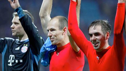 Münchens Torwart Manuel Neuer (v.l.), Arjen Robben und Philipp Lahm jubeln nach dem Spiel.